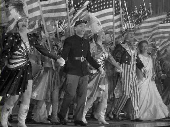 Slika II.4.3. Kadar iz filma Yankee Doodle Dandy (1942.). Mjuzikli su bili efikasan spoj zabave i patriotskog zanosa.
