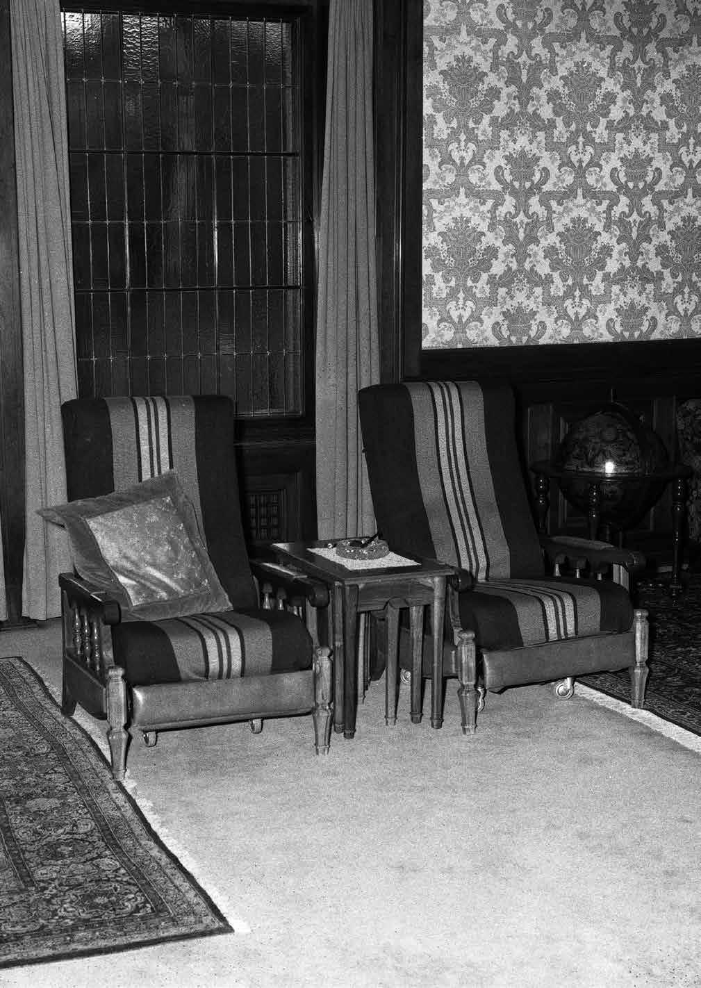 56 57 Tatomir Toroman Filmski program Ka nepoznatim svetovima Prostor u Rezidenciji u kome je Tito gledao filmove, Beograd 1980.