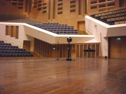 Figure 3.7: In-situ measurement setup on a concert hall stage with a source-receiver distance of 1 m. Table 3.5. Overview of errors found by using an in-situ calibrations.
