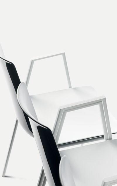 On request, nooi frame linking chairs with arms can be fitted with a removable folding writing tablet.