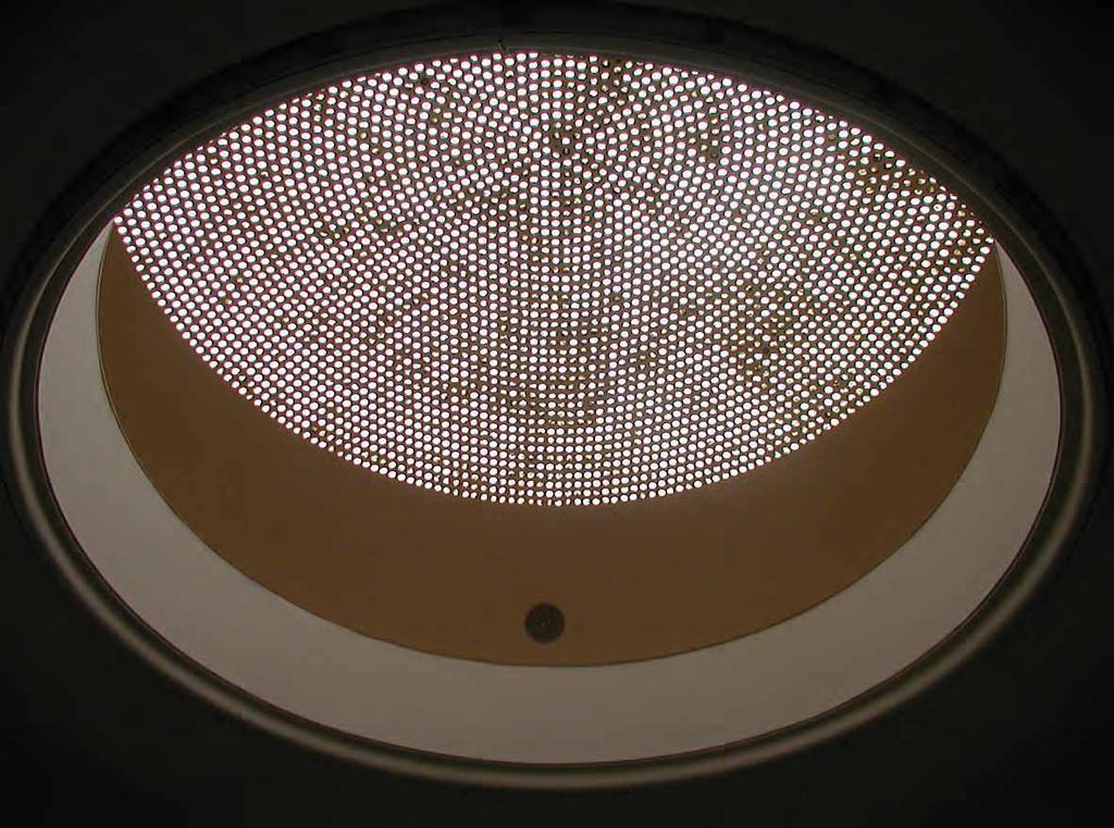 Kupola Doma Arts Hall, the dome veêeg broja tankih æeljeznih stupiêa i preoblikovanjem prstenaste galerije sa okrugloga u nepravilni Ëetverokutni oblik, stvorena je neugodna disharmonija sa pravilnim