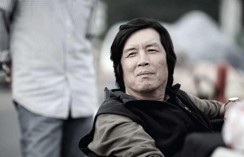 Director LEE Changdong LEE Changdong began a career in theater in his twenties and then moved on to work as a novelist and high school teacher during the eighties.