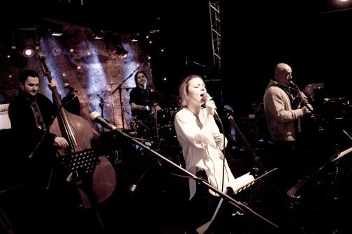 She reaches back to the sources of traditional, classical, jazz and popular music. Anna s Band consists of outstanding instrumentalists, stars of the Polish jazz scene.