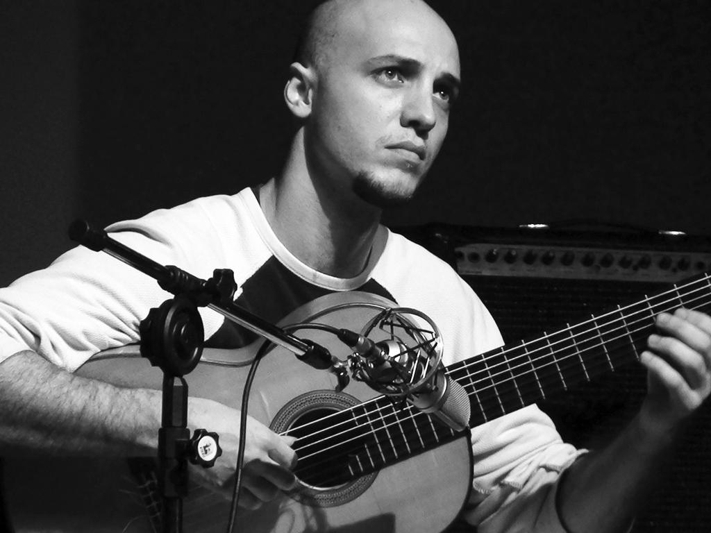 performer biography Felipe Coelho, guitarist Felipe Coelho, born in Florianopolis, Brazil, began to play with his father at age five and take lessons at age six.
