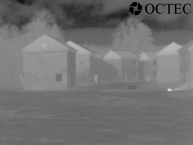 Na IC slici jasno se uočava čovek i dimna bomba koja je aktivirana, ali je slika lošije rezolucije i ne vide se jasno ostali detalji scene.