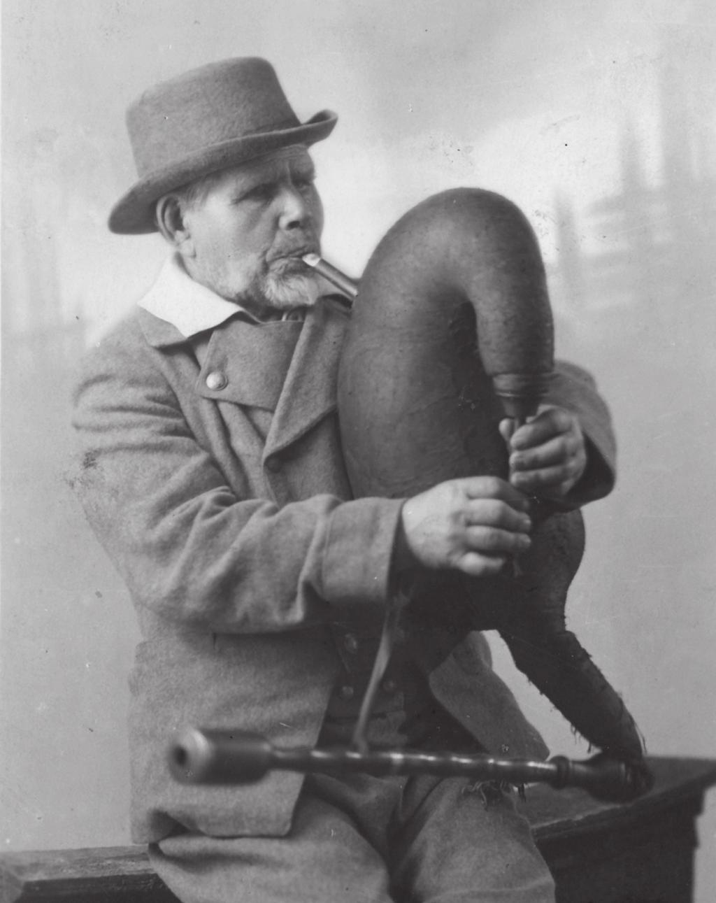 2 Torupillimängija Juhan Maaker Iisakus, foto aastaist 1924 1930 /