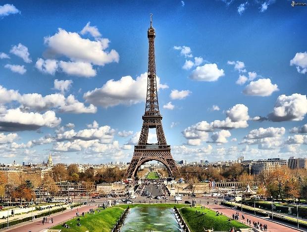 Il y a aussi des montagnes. Le plus haut sommet de la France est le mont Blanc. Paris est la plus grande ville de la France.
