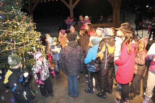 INTERLAKE ENTERPRISE Your Source Community News Loclly Owned Produced December 6, 2017 11 Christms on Bst kicks f busy weekend t Bech Youngsters crowd stge nnul lightg bst Christms tree.