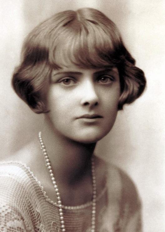 5 DAPHNE DU MAURIER Daphne du Maurier was born in 1907 in Hampstead, England to a creative and successful family.