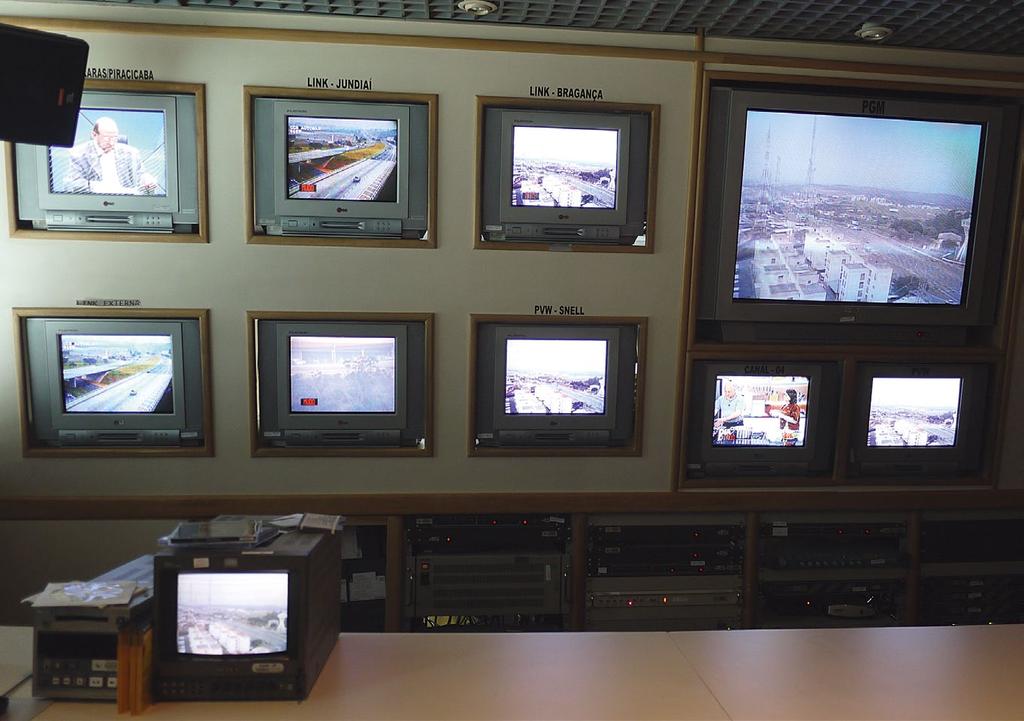 In the control room the technician can at any time access exterior cameras that are always active some of which are operated by TV Bandeirantes themselves and others that are operated by the local