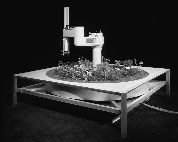 84 4. Teleaed 1995 2004 Robotinstallatsioon Ars Electronica muuseumis Linzis, Austrias Kaasautorid: Ken Goldberg ja Joseph Santarromana.
