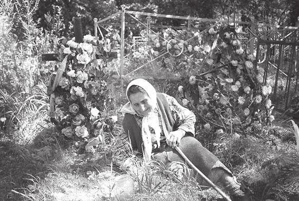 Reminiscence ñ Knowledge Through Traces 25 An old Pskovian woman lamenting at her motherís grave in Ivakhnovo in the summer summer of 1997.