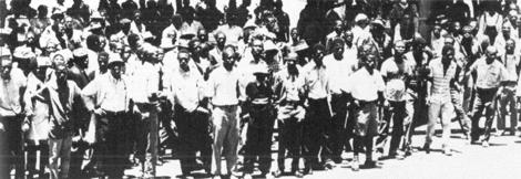 *9 24. In 1975 kom Breytenbach met 'n vals paspoort na Suid-Afrika om lede te probeer werf vir Okhela.