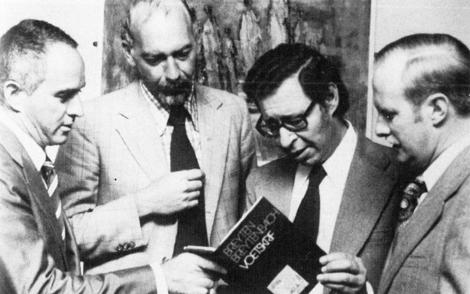 *11 30. Op 20 Februarie 1967 word Voetskrif, die bundel wat Breytenbach in aanhouding geskryf het, aan sy broer Cloete (links) oorhandig deur mnr.