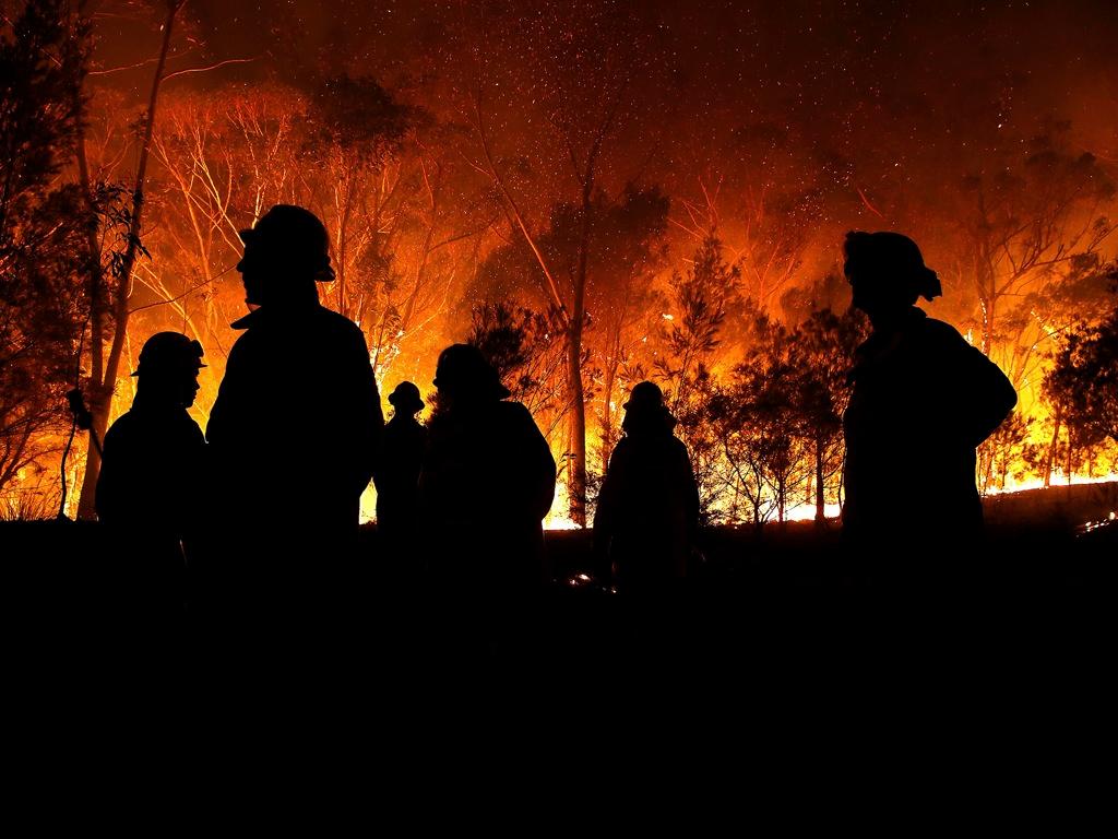 Sociologica, 1/2015 FIG. 1. Firefighters take part in a backburning operation near Bilpin, the Blue Mountains in New South Wales. Source: Brad Hunter/Newspix/Rex Features.
