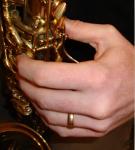 Joonis 1. Käte asend saksofonimängul. (Allikas: http://new.barryusher.ca/wpcontent/uploads/saxophone-posture-and-hand-position.pdf) 12.