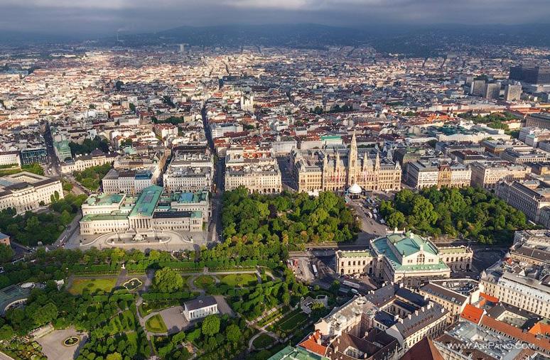 PROGRAM SUNDAY, JULY 8 Enjoy a guided tour of the city including Ring Avenue, the Hofburg Palace, the Opera House, St Stephen s Cathedral, Mozart s Figaro House, City Hall and the Central Cemetery