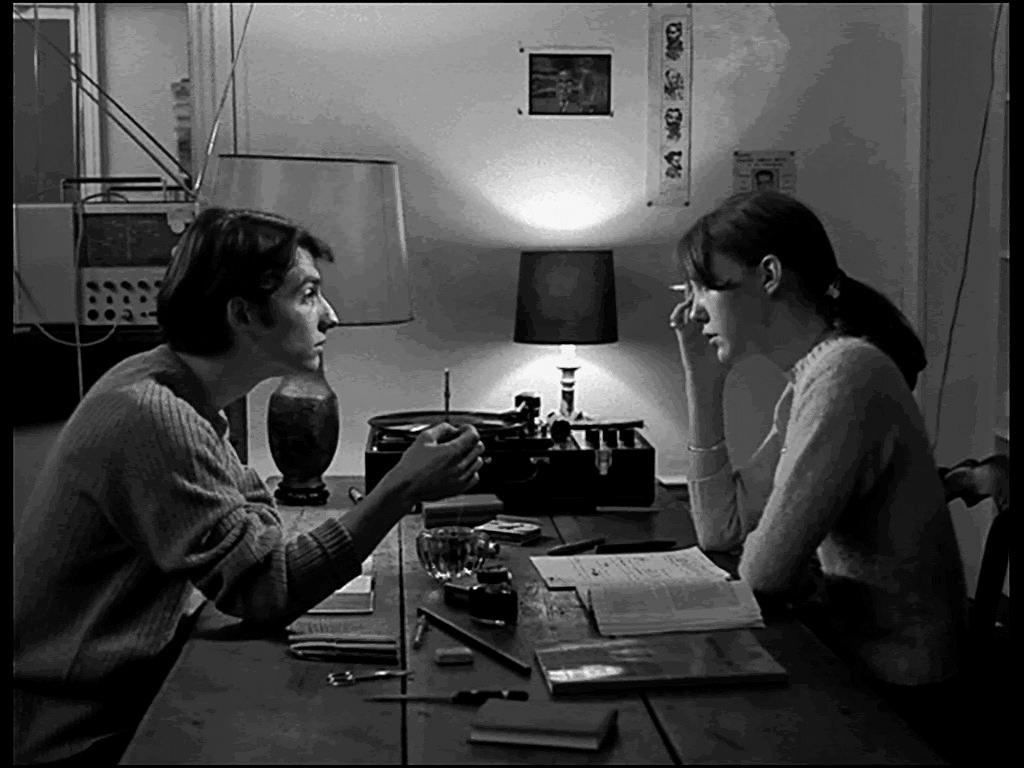 28 / Encounters with Godard Figure 1.5. Véronique (Anne Wiazemsky) and Guillaume (Jean-Pierre Léaud) testing the discursive limits of love in La Chinoise (1967).