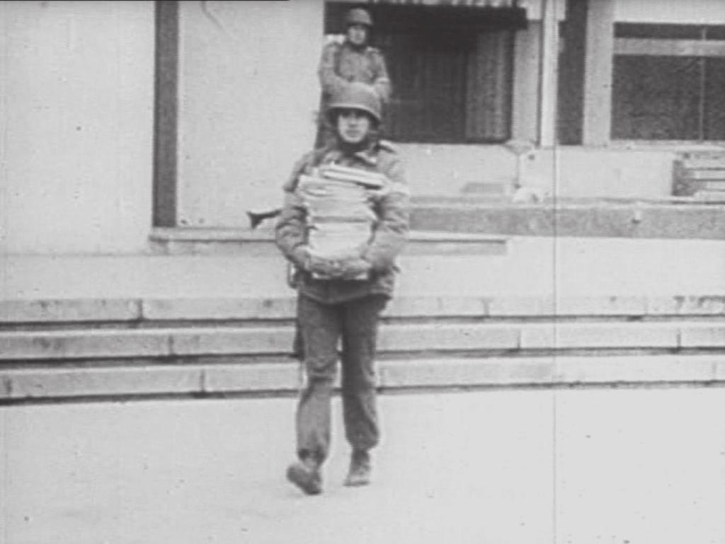 ceja alcalá 84 A Chilean soldier carrying documents for burning in El Tigre Saltó