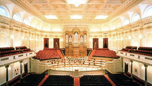 Following a fire, the hall was renovated, reducing the seating to 2,400, then following a 2002-2006 renovation, to 1,913 seats.