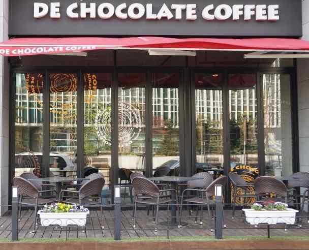 and Japan, recording high viewer rates De Chocolate Coffee, a cafe specializing in high-quality coffee and hand-made chocolate, operates retail and franchise branches nationwide and has opened 3