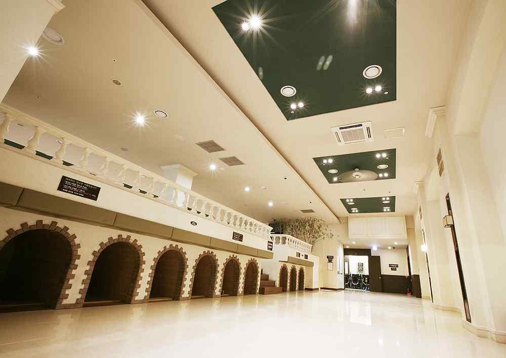 ) Large-scale luxury spa providing the best quality facilities (similar to water-park facilities) at an affordable price Jjimjilbang(Korean dry sauna) users: Available to use the spa and all