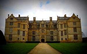 Most houses for the middle and lower classes were made out wood. If a person was a gentleman or rich, they lived in the castle with royalty. Houses were big and they had huge windows and chimneys.