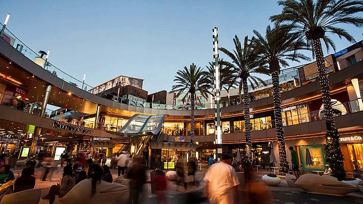 Directly adjacent is the recently redeveloped Santa Monica Place featuring Nordstrom, Bloomingdale s, a range of dining and retail, with an ArcLight Theater opening in 2015.