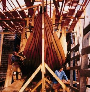 A New Viking Voyage RUSSEL KAYE I n August 998 a wooden ship with a puffy square sail glided north along Greenland s west coast. Writer and explorer W. Hodding Carter was onboard.