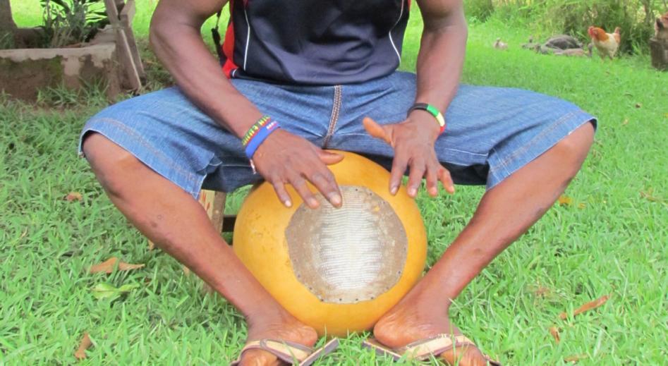 religious and recreational performance, such as the dalari music, bewaa dance music, and Christian church worship, the kuɔr has a leading role as a master drum. Figure 4 The kuɔr Drum.