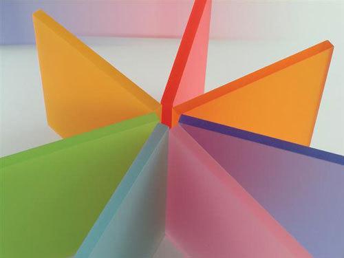 kot površinske in prostorninske barve. Anton Trstenjak (1978) razdeli nebistvene barvne dimenzije na tri skupine konkretnih barvnih pojavov.