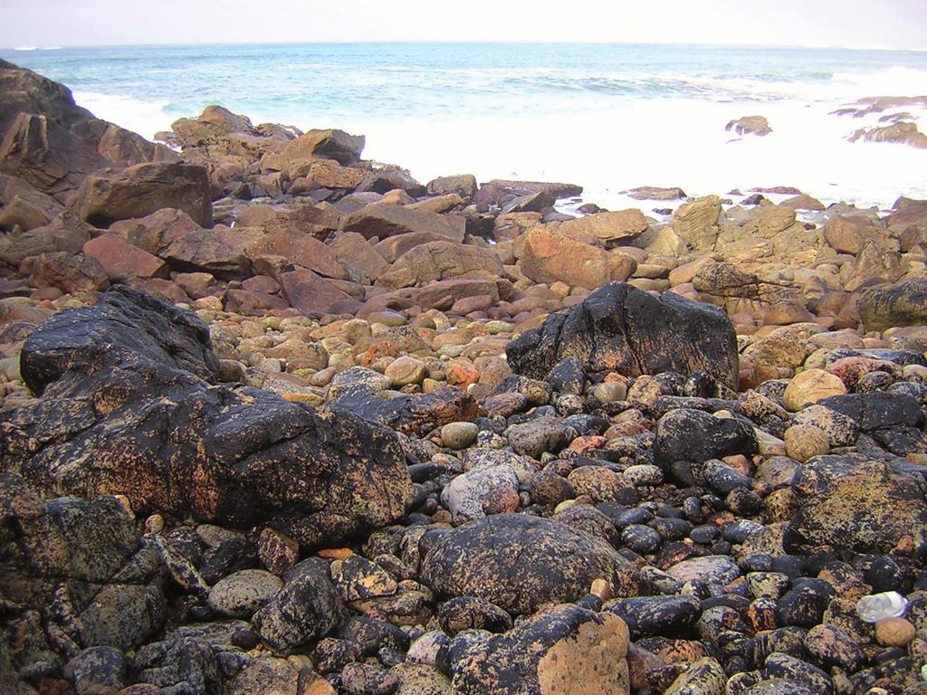 49 SEMATA, ISSN 1137-9669, 2013, vol. 25: 29-62 Figura 6. Aínda chapapote nas rochas da beiramar, preto do Cabo Vilán (Camariñas, Terra de Soneira). Fotografía de Valerià Paül (30.12.2004).