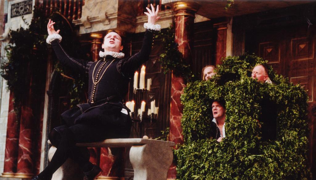 Classroom Activites & Resources Timothy Walker as Malvolio in Shakespeare Globe s 2003 production of Twelfth