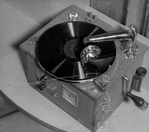The film uses the gramophone in such a way to perfectly replicate the human voice, its tones, shape, and colouring.
