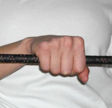 Prijemi palice: viličasti prijem: prijem palice, pri katerem palec ločimo od ostalih prstov in ga pri prijemu sklenemo s kazalcem. Slika 2.