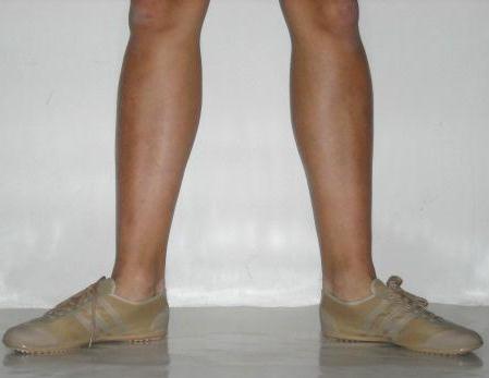 Osnovne pozicije stopal (Bolkovič idr., 2002): Prva pozicija: prva in osnovna pozicija je stoja spetno. To je tudi prva baletna pozicija. Telesna teţa je enakomerno razdeljena na stopala.