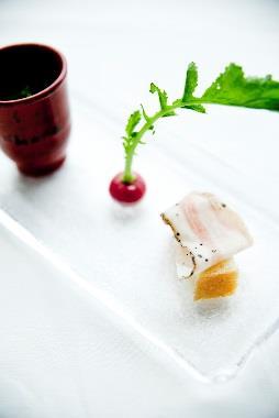 Cuisine BEIGE ALAIN DUCASSE TOKYO always pursues the finest quality for its ingredients. These ingredients are gathered year-round from different regions in Japan according to their best season.