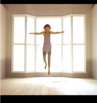 images of Amos appear just before she starts to sing the first phrases in the video.