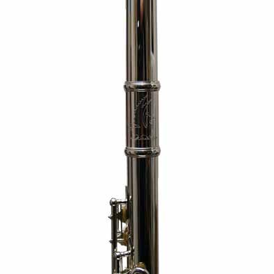 Made of alpacca, a material that is also known as German silver, and equipped with silver-plated keys, this flute is ideal both