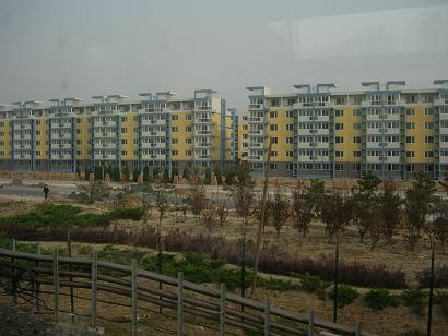 Včasih za normalen pretok feng shuia v urbano naselje vključijo manjši vodotok oziroma naredijo jezerce ali kak drug vodni motiv