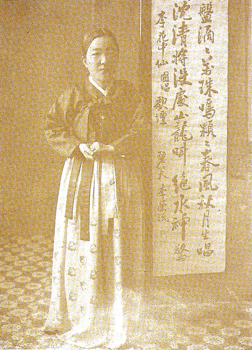 Master singers of 1940s : from left, Yi Hwajungseon and Park Rokju High remunerations were made for pansori singers including Yi Hwajungseon (1898-1943), Park Rokju (1906- when they performed for