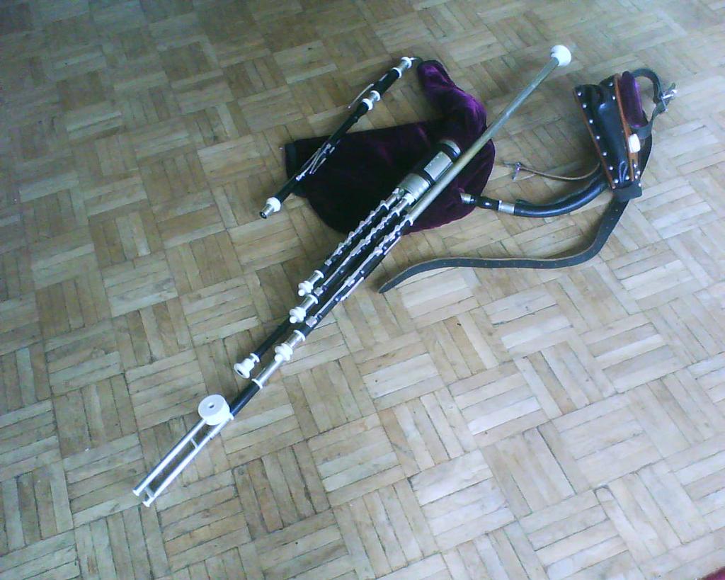 It is surely among the most evoluated bagpipes nowadays with a rather complex playing.