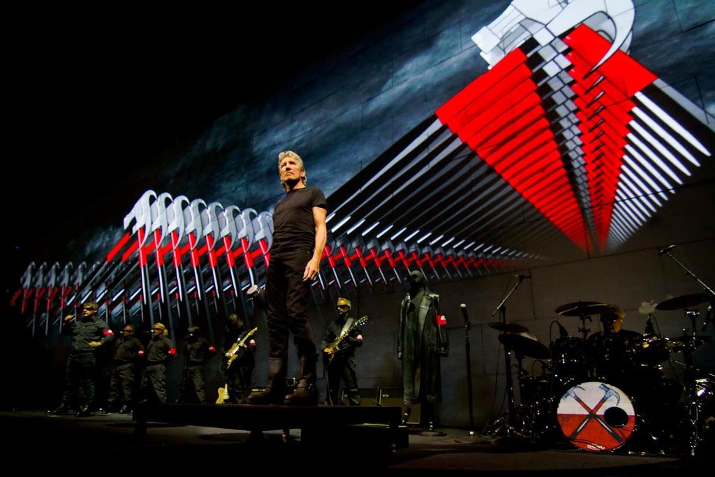 The concert of The Wall was one of my best moments of 2013 because it s a rock-opera that illustrates and denounces totalitarianism.