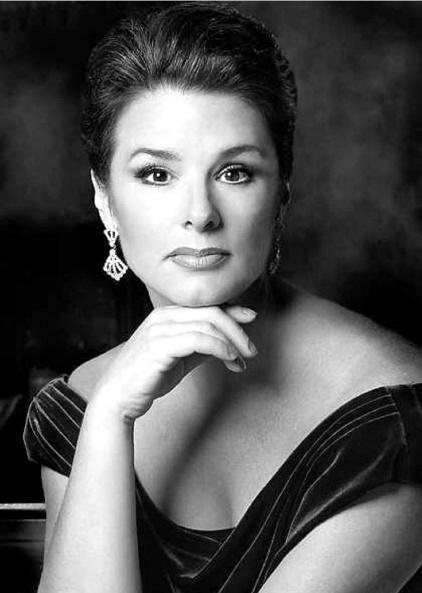 STEFFANIE PEARCE, Soprano Born in Chagrin Falls, Ohio, Steffanie Pearce grew up singing everything from folk to classical music.