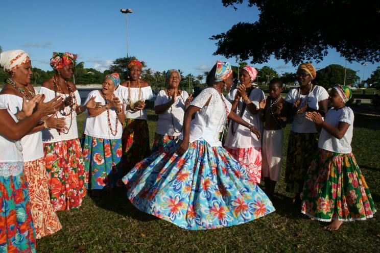 196 Figure 1 Ganhadeiras dancing samba de roda in the Lagoa do Abaetê, 2007. Photo: Ganhadrias photo collection.