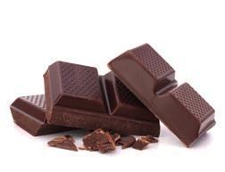 Ciocolată caldă cu mentă Ingrediente pentru 4 porţ₃ii 20 frunze de mentă proaspătă sau uscată 300 ml lapte 100 g ciocolată pentru copt 2 linguri de praf de budincă de ciocolată 200 g ciocolată neagră