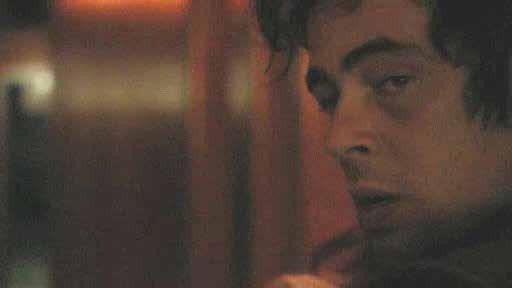 Manna, postavljen v Los Angeles, v katerem v vlogi profesionalnega kockarja in borznega špekulanta nastopa Benicio Del Toro.