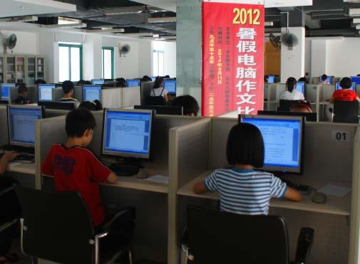During the competition, players compose on computer following the topic given onsite and the duration. More and more students attend to enrich their vacation life.