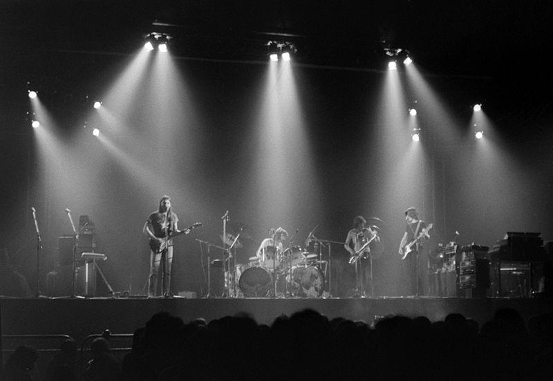 Early bands Pink Floyd playing "Dark Side of the Moon" at Earls Court, 1973 Music critic Piero Scaruffi states that the "bands that nurtured prog-rock through its early stages were Traffic, Jeff