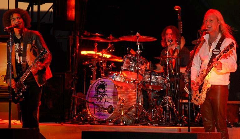 grunge bands had a sound that sharply contrasted mainstream hard rock, a minority, Alice in Chains, one of the more hard rock-influenced grunge bands of the 1990s, shown here in 2007.